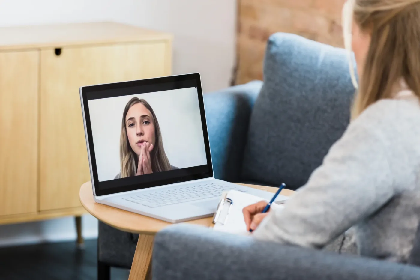 Therapeutin führt eine Videotherapie-Sitzung am Bildschirm durch